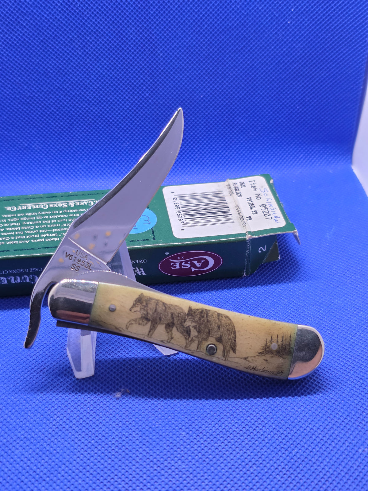 2001 Case XX Vintage Bone Russlock Scrimshaw Gary Harbour 2004 Wolves