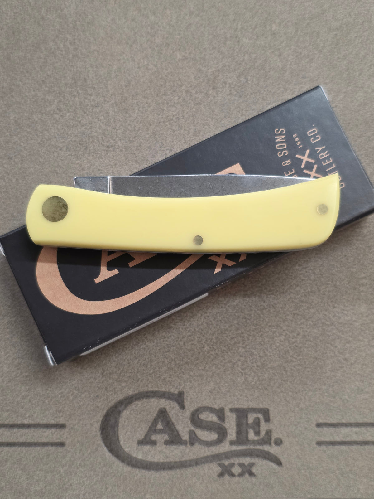 Case XX - Yellow Sod Buster Jr. - Farm Series Pig - CA80032 FSP