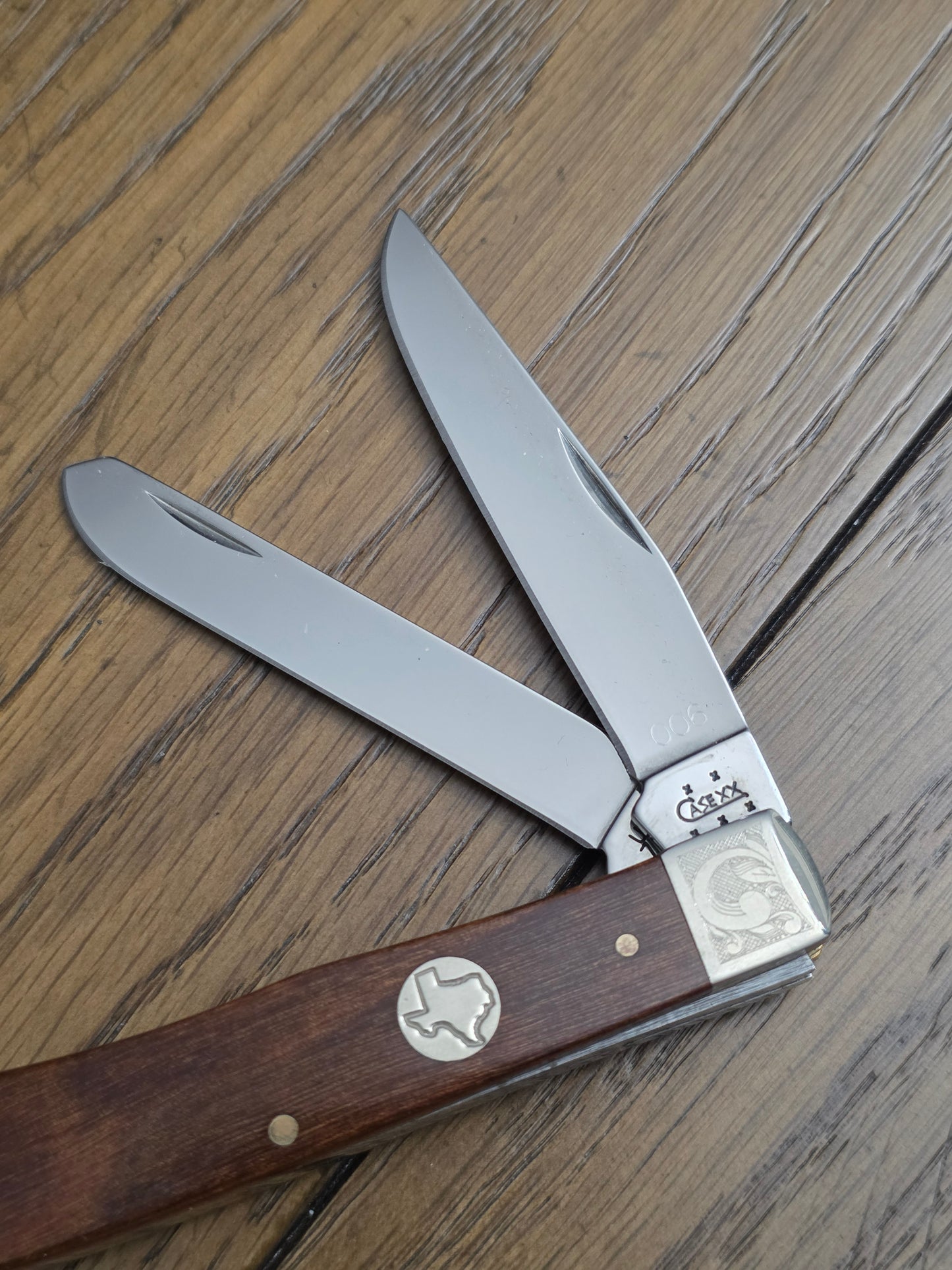 2005 Case XX 6254 Walnut handle Trapper with Texas Shield Scrolled