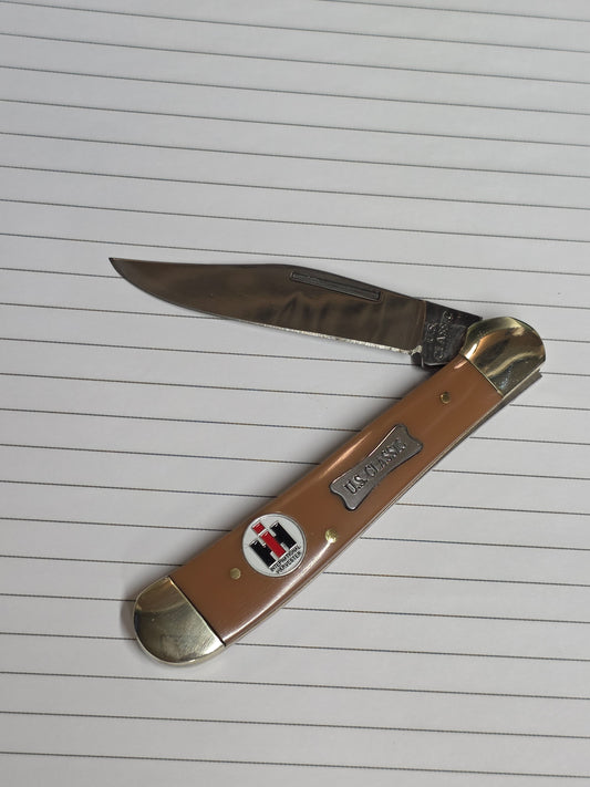 US Classic Copperhead - Milk Brown Synthetic with International Harvester Shield