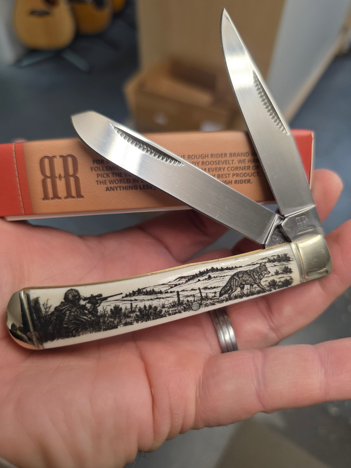 Rough Ryder - Trapper Coyote Hunter Knife Custom Etched 22034Yote