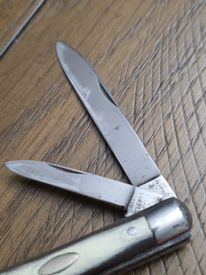 United Cuterly 2 Blade Gentleman Jack Buffalo Horn Handles