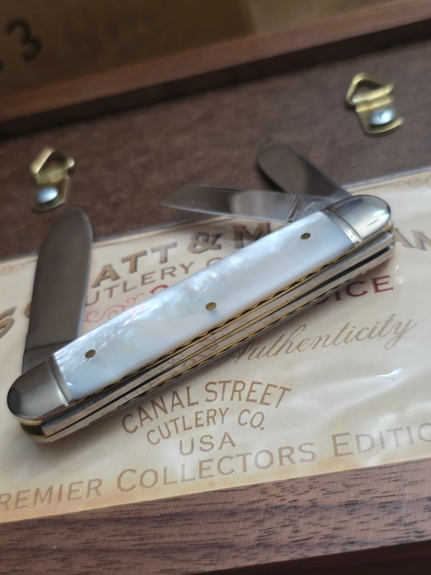 2005 Schatt & Morgan Canal Street Cattle Knife MOP Presidents Choice Mother of Pearl & Display