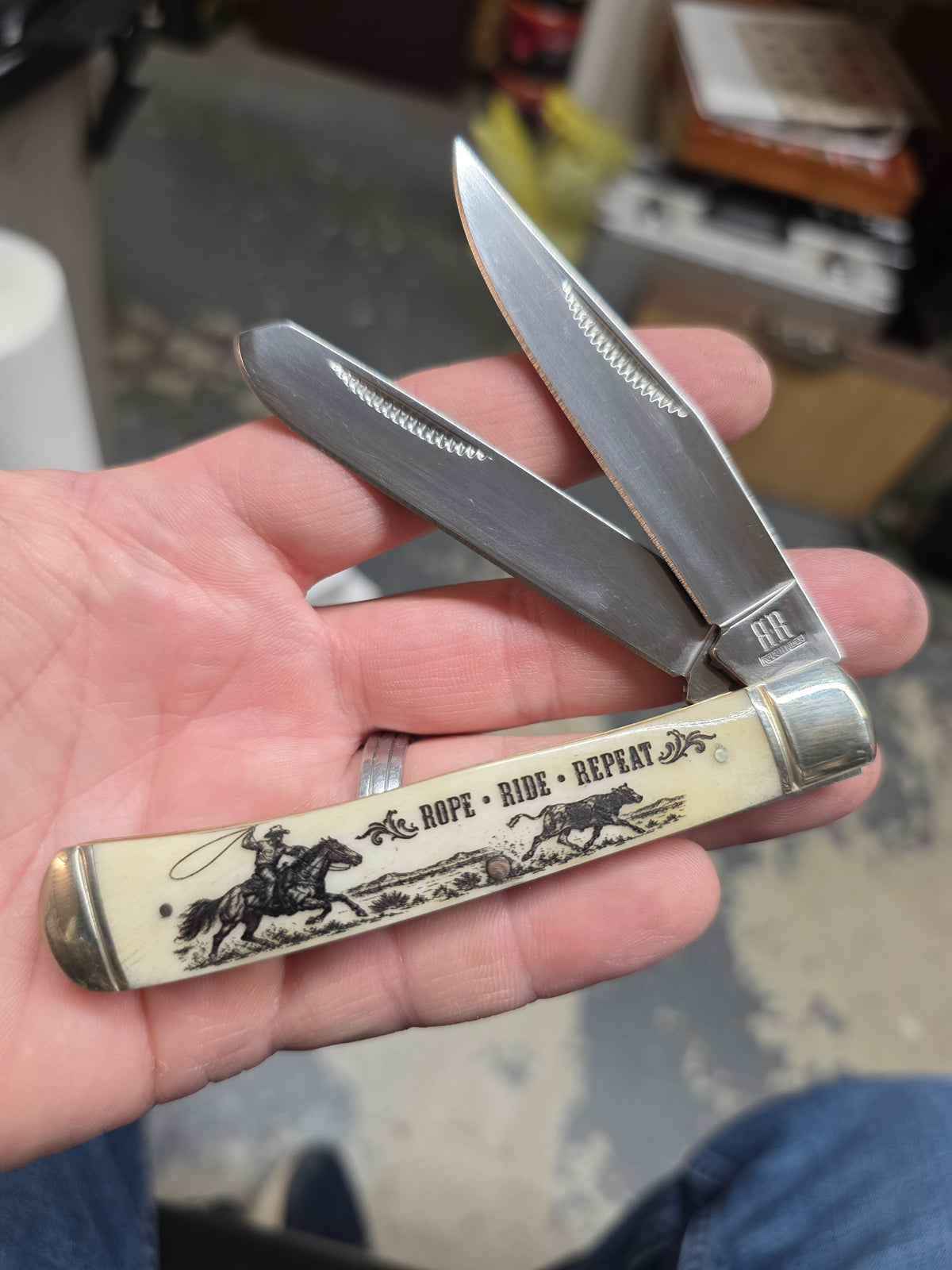 Rough Ryder - Trapper - Cattle Roper Knife Custom Etched 22034Rope